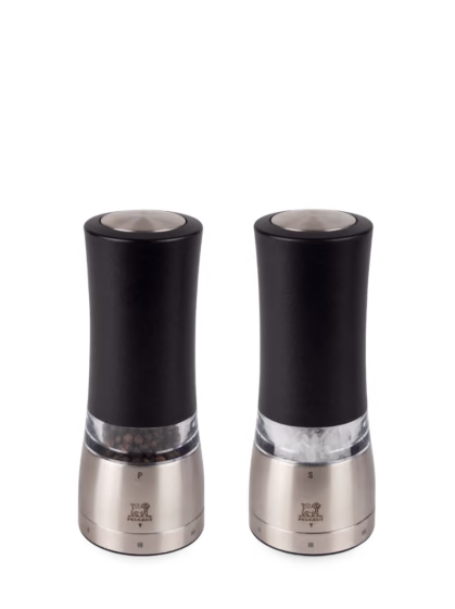 Instantly identified by its curved profile, the interplay of its materials and its timeless design, the Daman collection has received widespread recognition and acclaim. With this set of salt and pepper mills, Peugeot has added a new feature to this iconic collection, and is now offering it in an electric version. Daman Electric