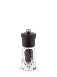 The Peugeot Oléron pepper mill invites you to enrich your discovery of flavour by experimenting with non-conventional pepper varieties that will surprise your senses. The transparent body gives you an insight into how the full potential of each peppercorn is released and the natural wooden head gives this pepper mill plenty of poise. Oléron