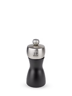 Peugeot Classic and refined, the Fidji 12 cm salt mill stands out with its elegant curves. The combination of wood and stainless steel creates a beautiful contrast. Fidji