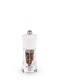 Peugeot The Oléron chilli grinder is designed to add heat to any dish, whether you are experimenting with exotic cuisine or just like to experience flavour with a bit more fire. The chilli grinder mechanism crushes the dried chilli peppers before grinding them into a fine, powder that packs a punch. Oléron