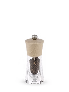The Peugeot Oléron pepper mill in a chocolate-finished wood, which balances beautifully with a transparent body, holds no secrets and openly invites you to discover more about the full potential of your pepper from the moment it is crushed and the aromas are released. Oléron