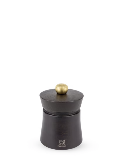 Bring a touch of comfort and warmth to your dining table with the Peugeot Baya chocolate-coloured pepper mill. This delightful pepper mill in sustainably sourced beech wood is as much an object of elegance to admire as it is a tool for everyday essential utility. Baya