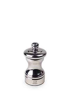 The Peugeot Bistro Chef pepper mill symbolises quality in both its functional design and capacity to complement creativity in the kitchen by enhancing all the natural flavours of authentic cooking. In brushed stainless steel, this pepper mill brings a modern metallic shimmer to all the great chef's tables. Bistro Chef